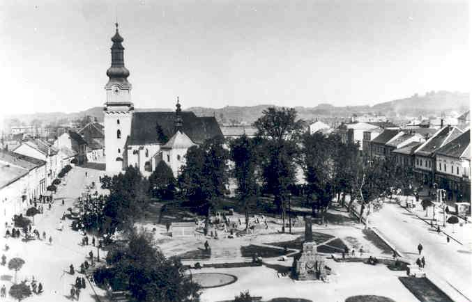 25. Južná strana námestia, po stranách so súvislou radovou zástavbou, v strede s rím.- kat. kostolom sv. Alžbety, 1947.