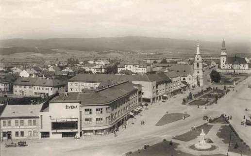 27. Pohľad z juhu na južnú stranu námestia v popredí s ev. a. v. kostolom, vpravo rím.- kat. kostolom sv.