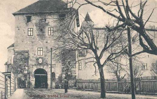 42. Dobová fotografia zvolenského hradu, pohľad z juhovýchodu, 1905. Zvolene, sign. 43.