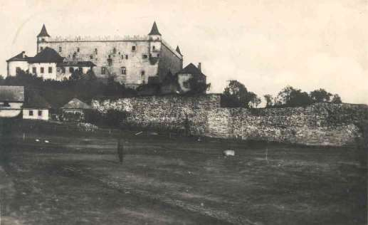 44. Dobová fotografia zvolenského hradu, pohľad z juhovýchodu, 1922.