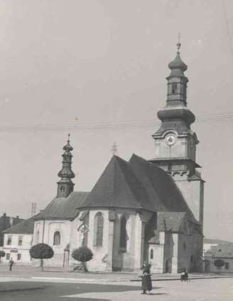 49. Stredná časť námestia s rím.- kat. kostolom sv. Alžbety, pohľad z juhu, 1928. Zvolene, sign. 14-P. 50. Rím.- kat. kostol sv.