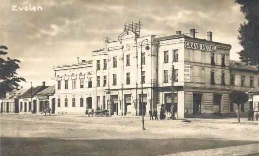 55. Hotel Grand, dnes Divadlo J. G. Tajovského na východnej strane námestia, 1913.