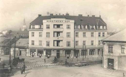 63. Zástavba severozápadnej strany Hviezdoslavovej ulice, vľavo s nárožnou budovou Legiobanky, lekárňou u