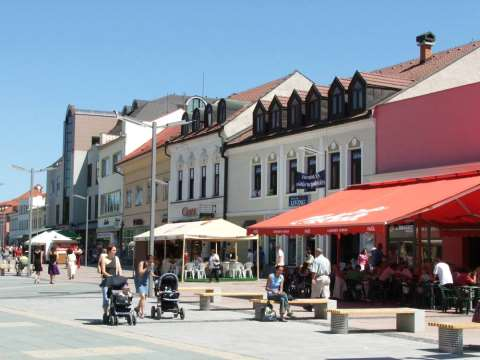 85. Najzachovalejší úsek radovej zástavby meštianskych domov na východnej strane Námestia SNP zľava s meštianskymi domami č. 36, č. 34, 32, vpravo od obchodného domu Baťa dom č.