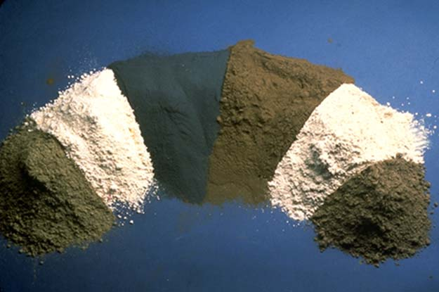 Ultra vysokohodnotný beton UHPC Příměsi Metakaolin Není odpadní produkt, ale cílový výrobek SiO 2, Al 2 O 3 Nejúčinnější