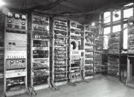 Elektrónkové počítače (po roku 1946) Prvý stroj, ktorý je často označovaný ako prvý počítač ENIAC Pensylvánska univerzita (obsahoval 19 000 elektróniek, 1 500 relé, 70 000 odporov, bol chladený dvoma