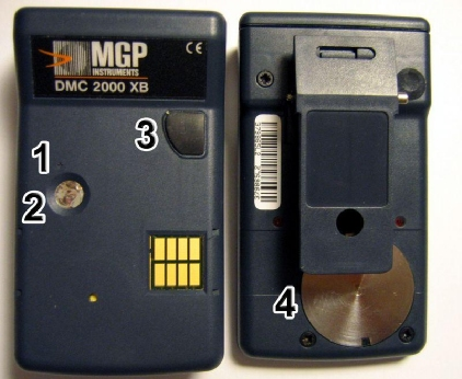 Obrázek č. 1-10: Elektronický osobní dozimetr DMC 2000 XB, vyráběný firmou MGP Instruments SA (1 střed detektoru, 2 vstupní okénko pro detekci záření beta, 3 funkční tlačítko, 4 kryt baterie).
