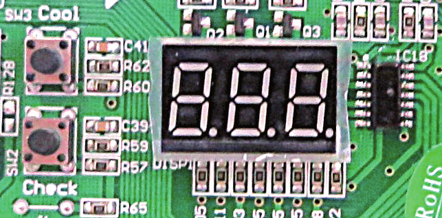 Informace na displeji venkovní jednotky: Při prvním spouštění a načítání systému se zobrazí na displeji číslice 7.