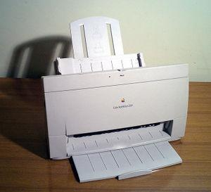 Tlačiareň Umožňuje vytlačiť dokument z počítača na papier Vyžaduje si