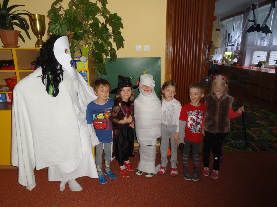 děti ze třídy Sluníčka Strašidelná báseň Duch letí do polí, vůbec nic ho nebolí. Kolem letí strašidlo, pozor aby nespadlo.