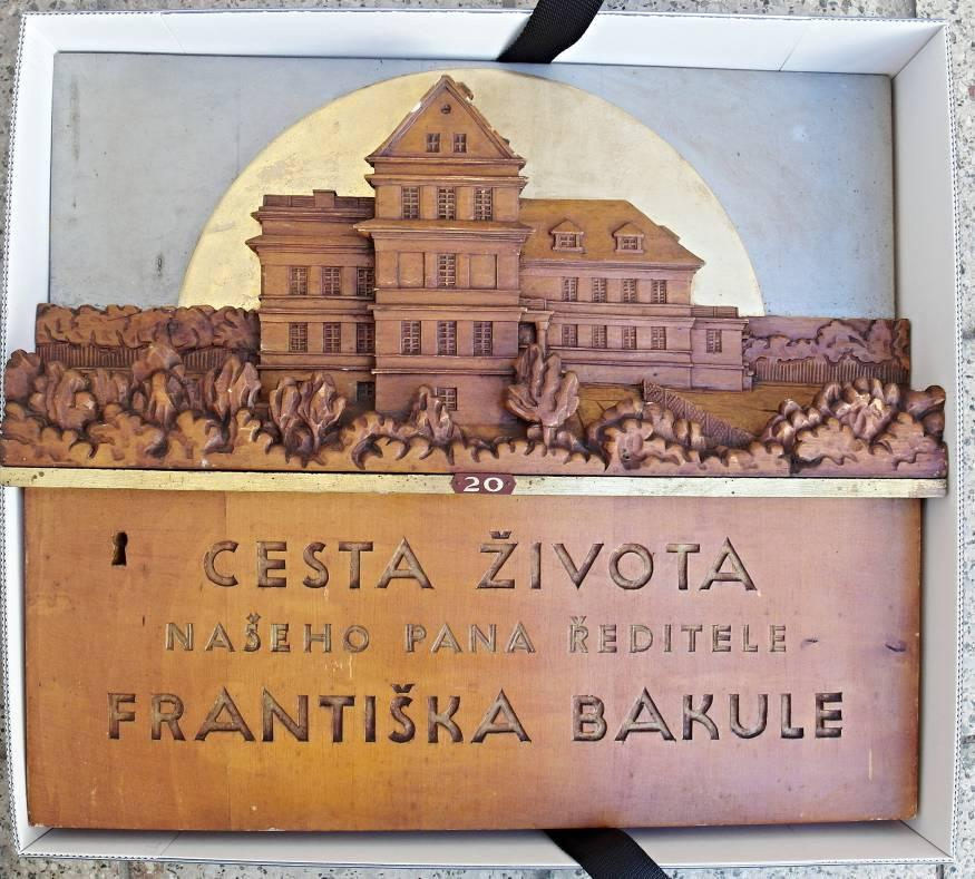 Obr. 59 3 x 5,5 x 4; 3,6 x 7,3 x 6 cm Šest malých domků vesnického typu, malováno tlumenými barvami 7. Vyřezávaný životopis F.