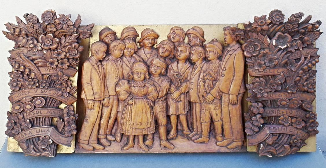 Obr. 70 22 x 15 x 2,2 cm Dětský módní salon provozovaný Bakulovými žáky Obr.