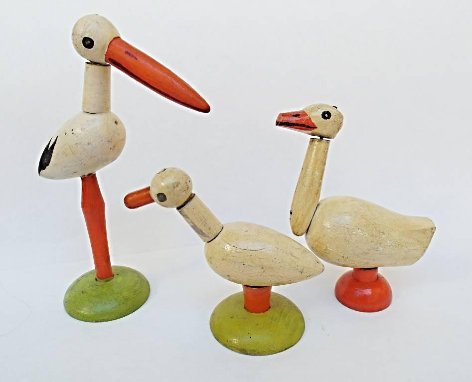 Obr. 10 10 x 3 x 9 cm Nerealistický barevný pták, chybí část podstavce Obr.