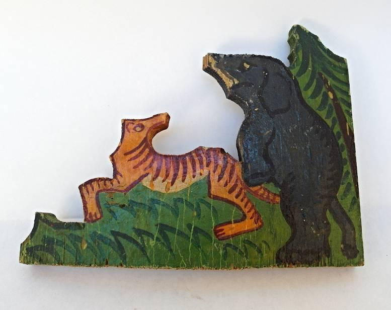 Obr. 23 17,5 x 11,5 x 8 cm Figurka zebry ležící na pohyblivém voze, pravděpodobně chybí první část potahu Obr.