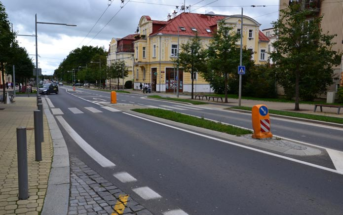 4. Technické provedení A) Chebská křižovatka, dělící ostrůvek - ostrůvek slouží především pro přecházející v režimu SSZ, odděluje dva pruhy ve směru ke křižovatce a k lázeňské části města a jeden