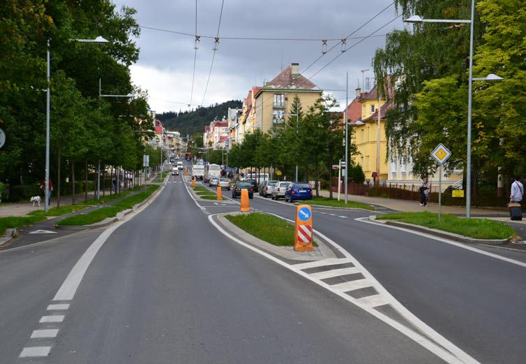 E) dělící ostrůvek, U Nemocnice - středový ostrůvek v blízkosti křižovatky ulic Hlavní třída a U Nemocnice slouží jako ochranný pro levé odbočení vozidel jedoucích z Hlavní třídy do ulice U Nemocnice