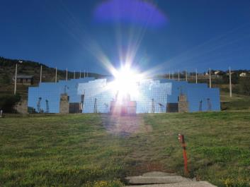 Technologie koncentrátorů Stirlingův talíř, parabola (Dish stirling) 3D traker zrcadla odrážející záření do jednoho bodu C geo<4600 teplota 250-700 C tepelný motor pro výrobu elektrické energie www.