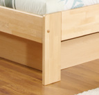 Hlavové čelo BEATA Tradiční ztvárnění postele z masivu s oblým hlavovým čelem, ve kterém zapuštěné nohy postele vytvářejí elegantní designový prvek.