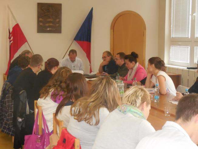 zdravotnická škola, Obchodní akademie a VOŠ Karlovy Vary, Střední škola logistická). První zasedání Studentského parlamentu zahájil primátor města Ing. Petr Kulhánek dne 23. ledna 2013.