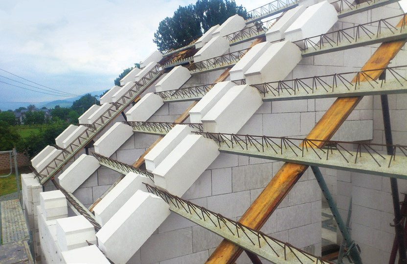 Nosníky kolmo na spád střechy dva typy konstrukcí (a + b) Typ A Střecha Ytong Komfort kopíruje vnější rovinu střechy Vhodné řešení pro jednoduché sedlové střechy.
