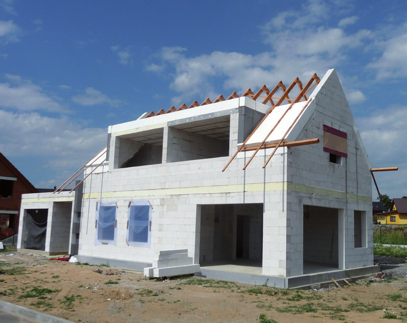Typ B Střecha Ytong Komfort ohraničuje vnitřní obytný prostor V případě atikového zdiva je rovina konstrukce Ytong Komfort šikmá, v střední části půdorysu je vodorovná ( hambálek ).