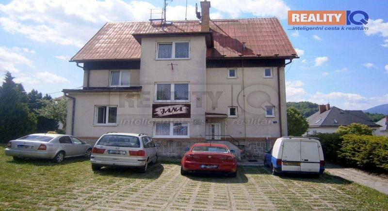 2) Rodinný dům, Supíkovice nabídková cena: 1.990.000,- Kč redukovaná cena: 1.691.500,- Kč (-15 %) váha: 7 zastavěná plocha: 160 m 2 obytná pl.: 280 m 2 pozemky: 589 m 2 RD s 3 byty.