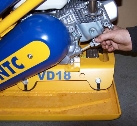 3. PŘED SPUŠTĚNÍM - Průběžně kontrolujte, zda z vibrátoru nebo motoru neuniká (nesákne) olej. V případě zjištění závady kontaktujte autorizovaný servis, nebo výrobce.