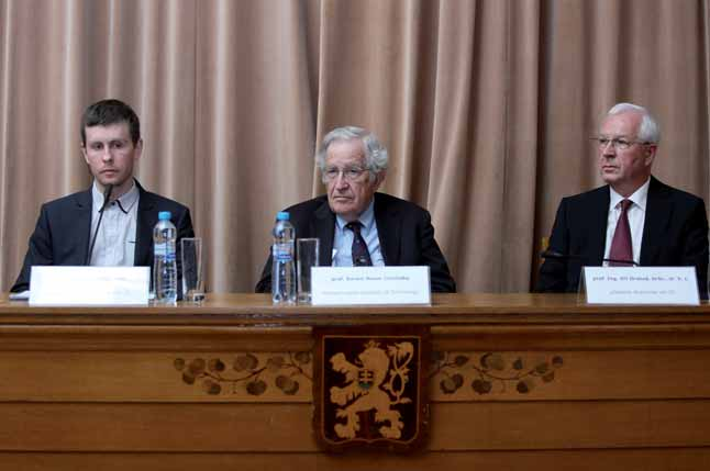 4. Mezinárodní vědecká spolupráce Vystoupení Noama Chomského v AV ČR 27. května 2014 Zleva ředitel Filosofi ckého ústavu AV ČR O. Ševeček, Noam Chomsky a předseda AV ČR J.
