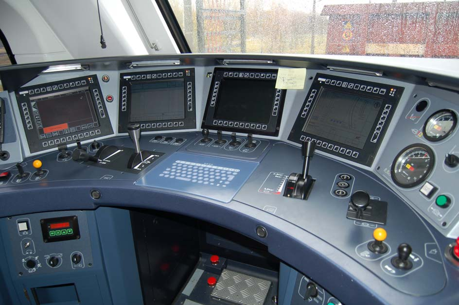 2.3 Provedení Alstom Transport pult lokomotivy PRIMA II Provedení pultu strojvedoucího na lokomotivě PRIMA II plně odpovídá platné vyhlášce UIC 612-0 (červen 2009).