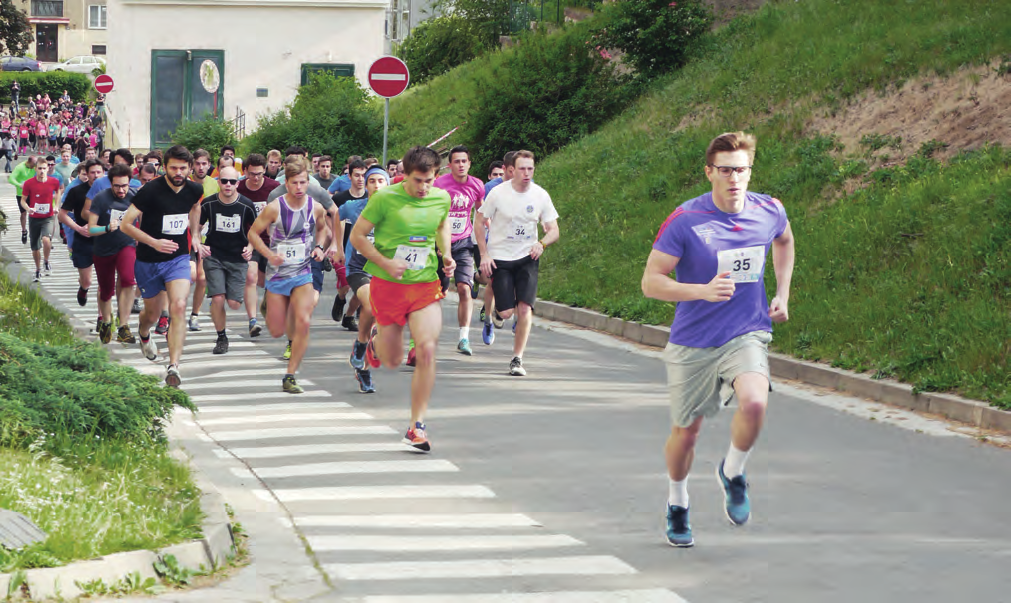 Vinohradská trojka David Lauer a Petr Michenka organizátoři Vinohradské trojky, studenti 2. ročníku všeobecného lékařství Běh je bezpochyby jedním z nejoblíbenějších sportů vůbec.