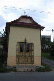 Kostol v Hornom Kelčove z r. 1931 je zasvätený Božiemu Srdcu. V obci je 7 kaplniek. Hneď nad hlavnou cestou vedúcou do Makova stojí nenapadne jedna z nich.