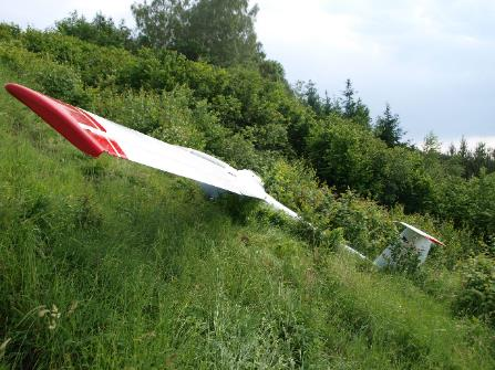 v barevné stupnici intenzit pro sledování pohybu a vývoje jednotlivých srážkových jader přeháněk. Snímky zobrazení z doby před leteckou nehodou jsou v příloze 2.