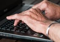 V. WEBOVÉ STRÁNKY KNIHOVEN Webové stránky splňují pravidla přístupnosti pro seniory.