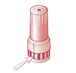 K inhalaci dávky: a) Odstraňte kryt z inhalátoru (Obrázek 1). b) Přiložte inhalátor k ústům, náustkem směrem k nim.