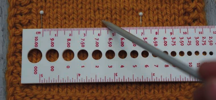 Tip V případě, že bych si chtěla zkušebním vzorkem ověřit, jestli mám stejné pletení jako se uvádí v návodu, spočítám si stejným způsobem, kolik ok se vejde do 10 cm.