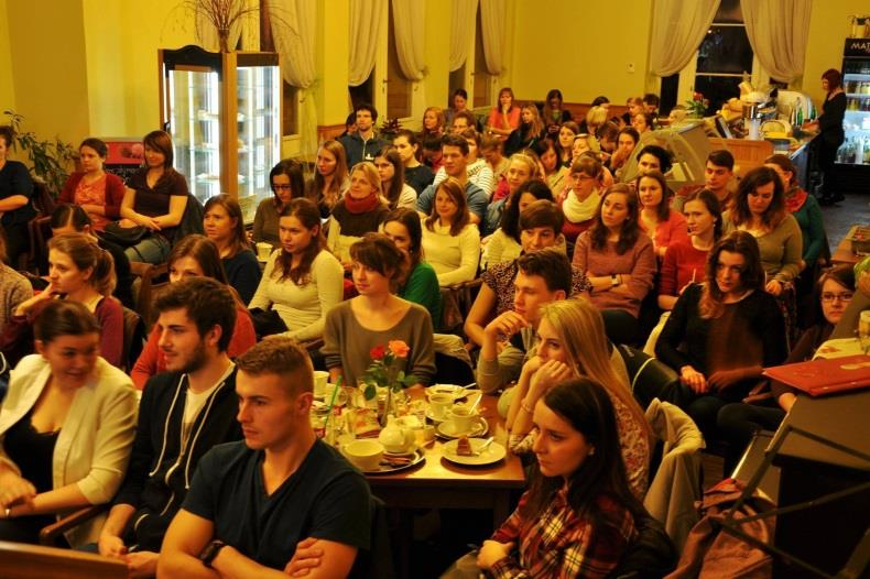 I tento rok byl ve znamení úspěšného pokračování neformálních diskusních večerů nesoucí název FyzioCafé.