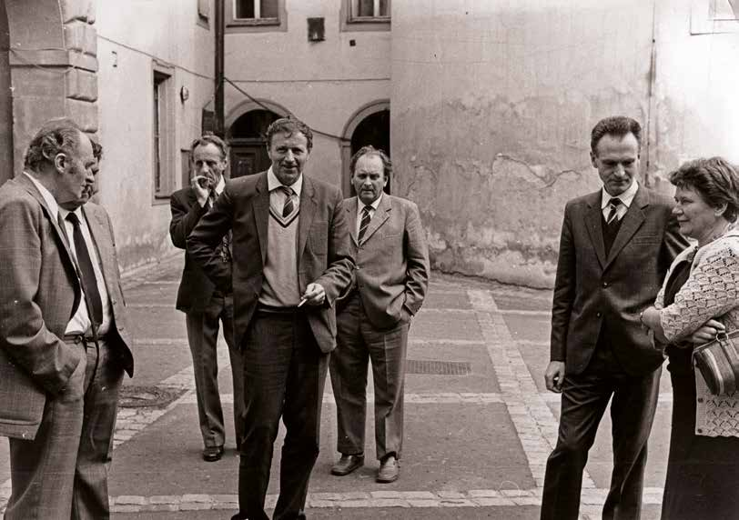 OSOBNOSTI LŠSS 2 Na vytváření profilu LŠSS se podílelo mnoho výrazných osobností, které zastávaly funkce tajemníků, vedoucích tajemníků či zástupců ředitele.