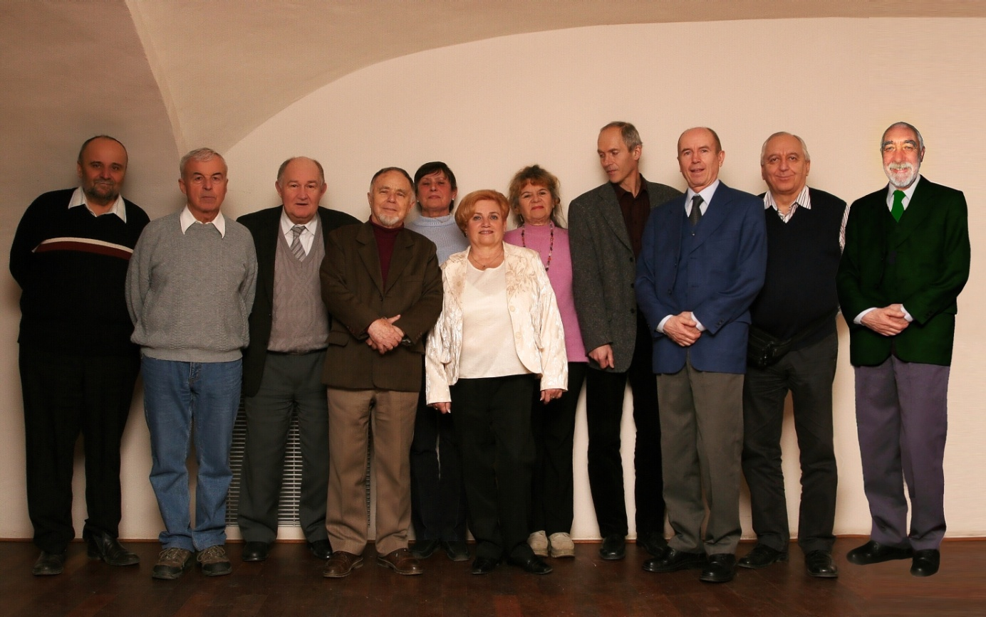 Obr. 7 Pracovníci skupiny analogových počítačů dnes zleva: Jaroslav Kačmařík, Jiří Kunovský, František Zbořil, Ivo Serba, Eva Kapplerová, Hedvika Suchomelová, Helena Vášová, Jaroslav Zendulka, Josef