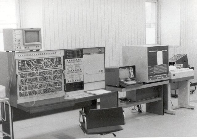 V roce 1972 byla podepsána dohoda o vzájemné spolupráci mezi VUT v Brně a ZPA Praha, která byla zaměřena především na vývoj hybridního systému ADT 7000. Tento systém se skládal z analogového, resp.