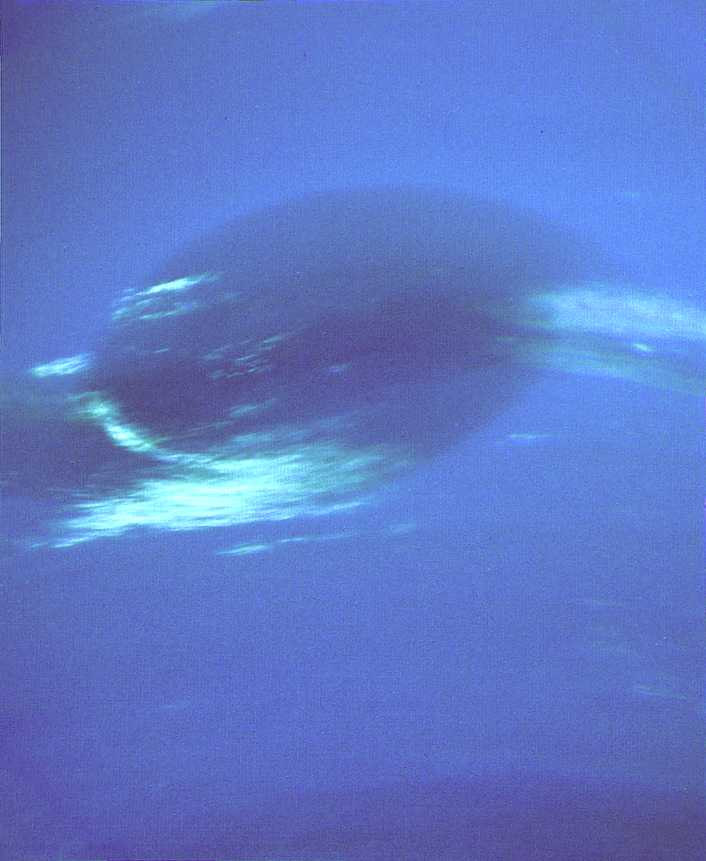4 nazvali Scooter. Tento riasovitý mrak, podobajúci sa na cirrusové mraky na Zemi, podlieha na Neptúne rýchlym zmenám v priebehu niekoľkých hodín. Obr. 3 oblačné pásy v atmosfére Neptúna Obr.