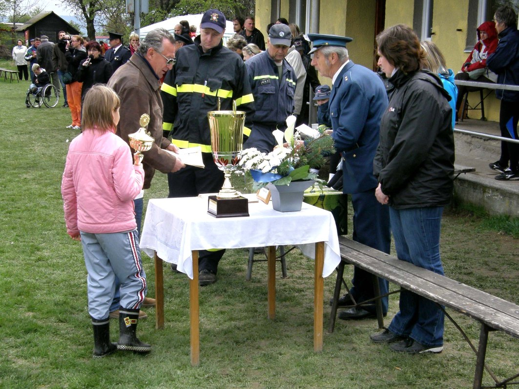 Velice spoléháme na naše hasičské veterány, kteří pochopili, že bez jejich pomoci to půjde jen těžko. Nápomocny jsou také ženy a děvčata a mnoho našich příznivců.