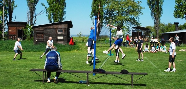 VOLEJBALOVÝ TURNAJ V ÚTERÝ 8.5.2012, na malém hřišti sportovního areálu TJ Družba Hlavnice, pořádá sportovní výbor Zastupitelstva obce Hlavnice tradiční květnový turnaj ve volejbale.