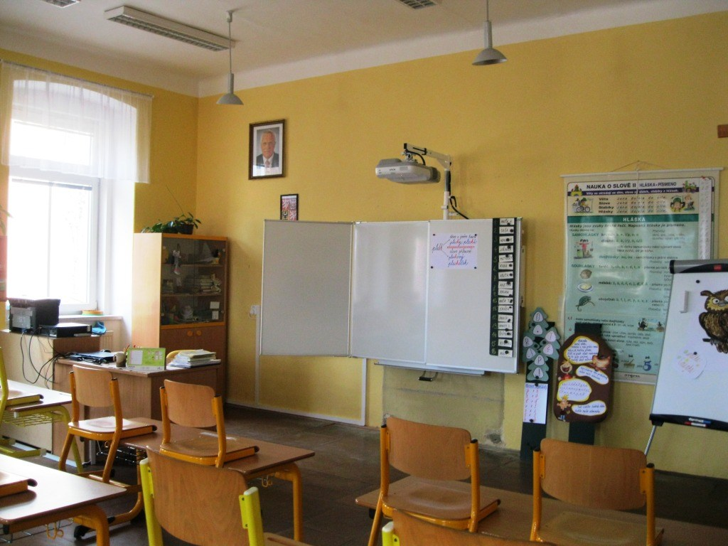 Koncem března byla ve škole nainstalována druhá interaktivní tabule, která nám velice usnadňuje výuku a poskytuje nám možnost vést výuku za užití opravdu moderních metod práce.