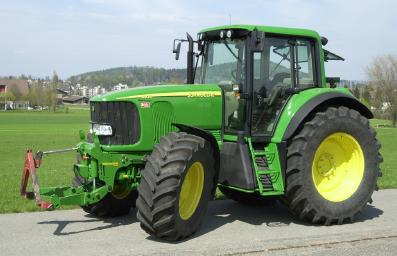 4 MATERIÁL A METODY 4.1 Charakteristika technického vybavení 4.1.1 Charakteristika Traktoru John Deere 6920S Hlavním mobilním energetickým prostředkem pro zkoušení různých nastavení regulační hydrauliky byl použit traktor John Deere 6920S.