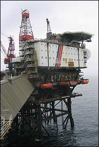 Jak se získávají suroviny? The Hibernia oil platform.