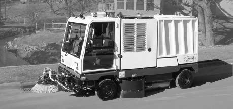 SOUČÁSTI ZAŘÍZENÍ A B C D E F G H N I M L K J A. Kabina B. Naftový motor C. Přepravník D. Koš E. Prachové filtry F. Sací ventilátor G. Dveře koše H.
