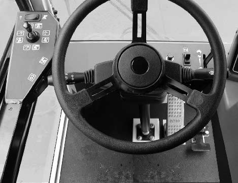 N A M B C D L K J E F I G H ZAŘÍZENÍ S LEVOSTRANNÝM ŘÍZENÍM A. Volant B. Zásuvka pro elektrické příslušenství C. Přepínač směru D. Páka škrticí klapky E. Spínač stěrače předního skla a ostřikovače F.