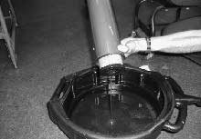 ÚDRŽBA VÝMĚNA FILTRU HYDRAULICKÉ KAPALINY Zásobník je umístěn na pravé straně zařízení vedle motoru. 1. Uvolněte nebo vyjměte kryt odvzdušňovače hydraulického zásobníku. 2.