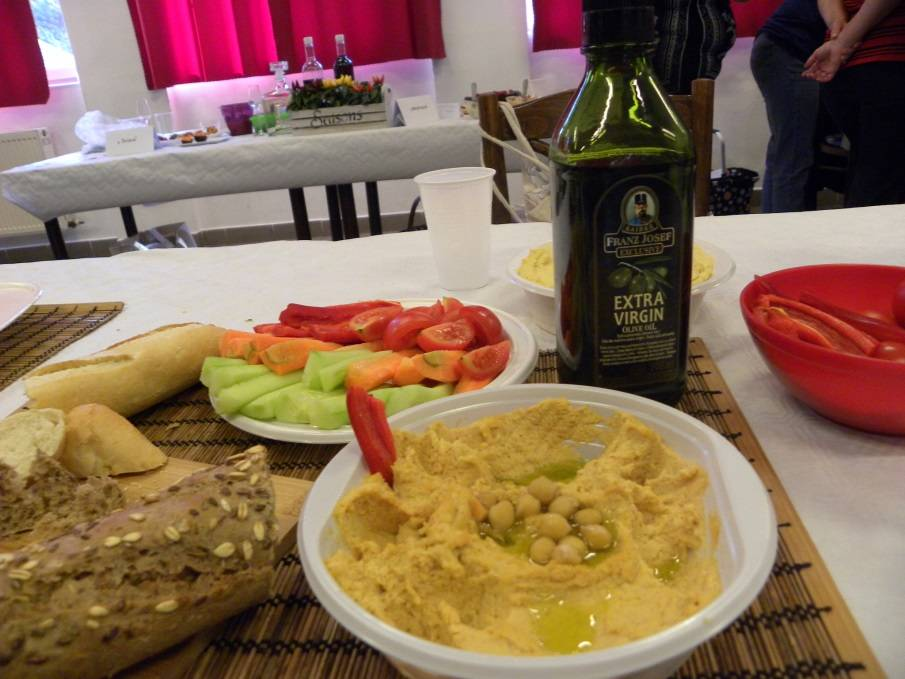 J. Weinbergová Hummus cícerová nátierka s chilli 250 g cíceru, 3 PL olivového oleja, 1 PL pasty tahini, 2 strúčiky cesnaku, 1 KL morskej soli, chilli korenie, mleté čierne korenie, petržlenová vňať
