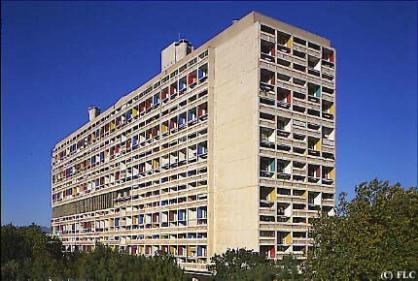 Po druhé světové válce byl během rekonstrukcí zničených staveb velký nedostatek oceli, a tak se architekti opět opírali o beton, železobeton nebo už i o předpjatý beton.